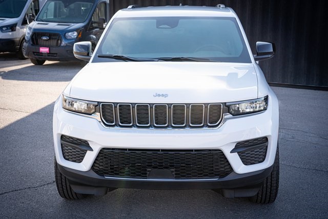 2025 Jeep Grand Cherokee Laredo photo 2