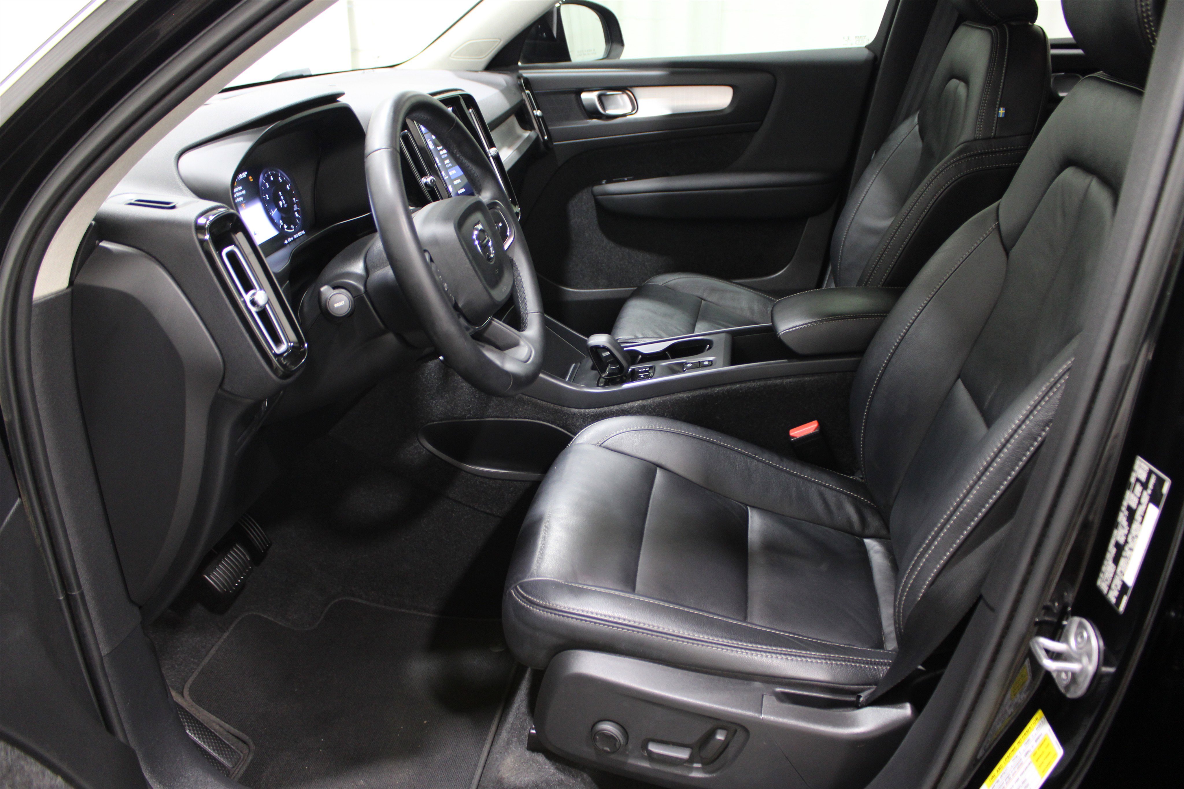 2022 Volvo XC40 Momentum photo 3