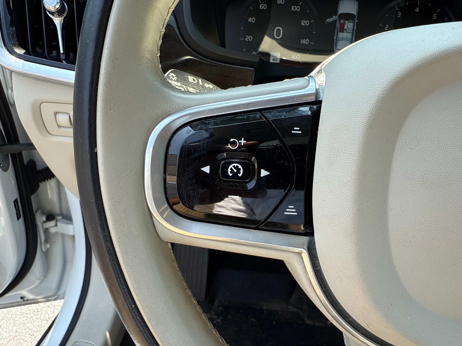 2018 Volvo S90 T6 Momentum photo 14