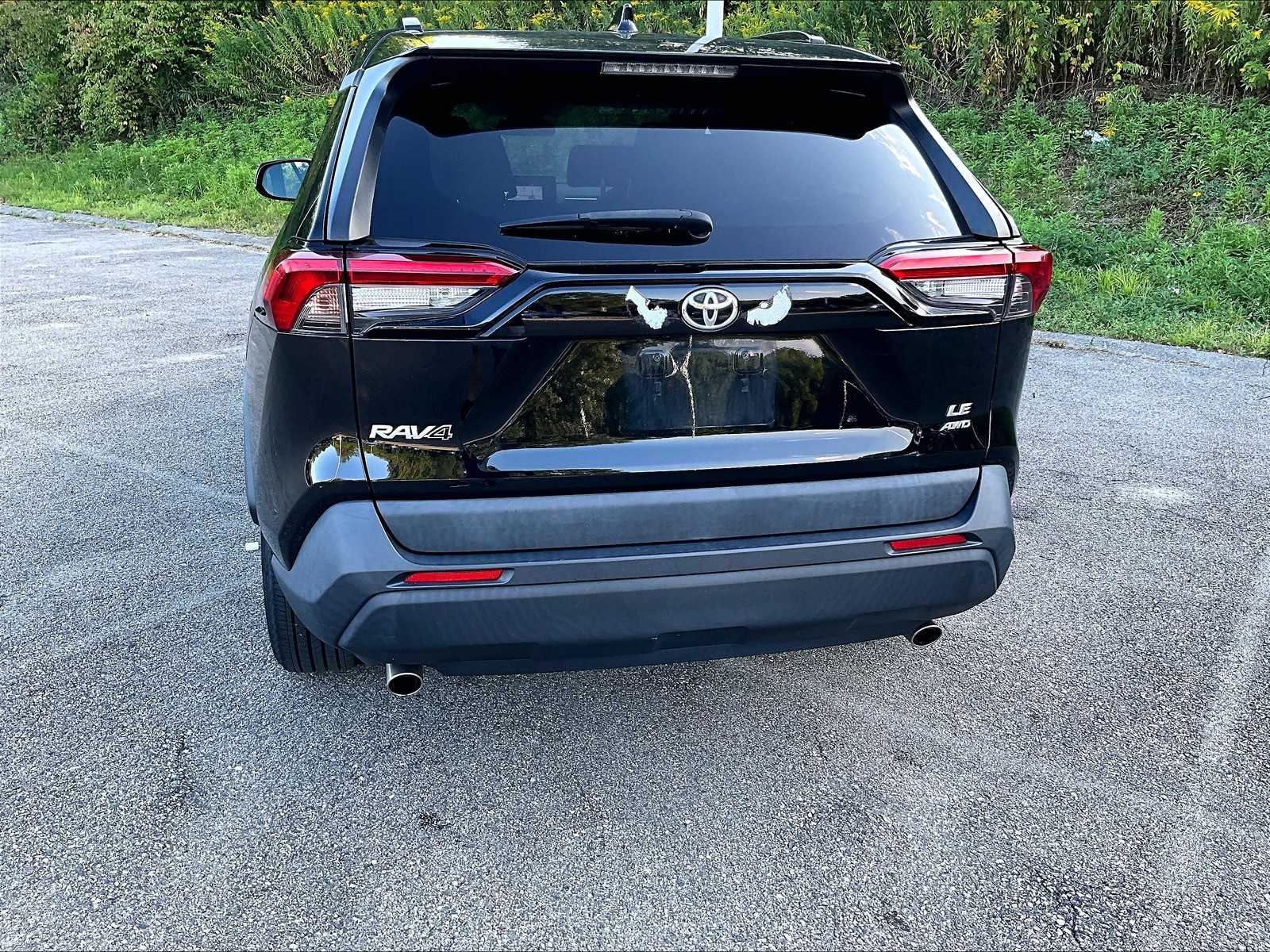 2019 Toyota RAV4 LE photo 7