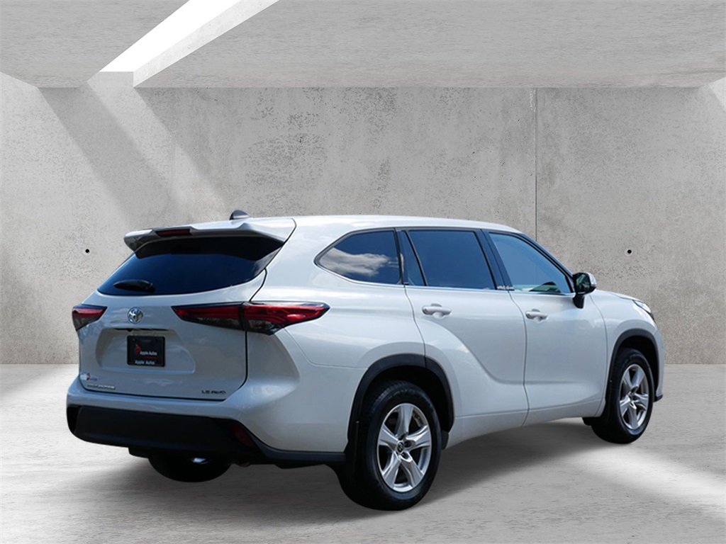 2022 Toyota Highlander LE photo 2
