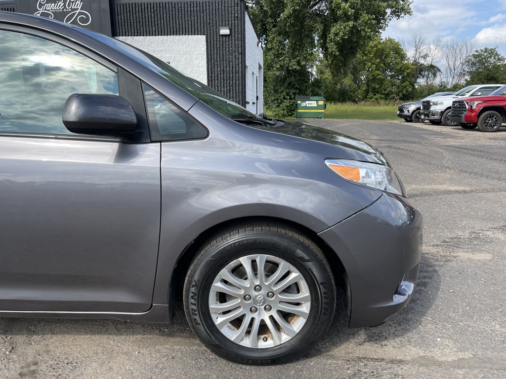 2017 Toyota Sienna XLE photo 2