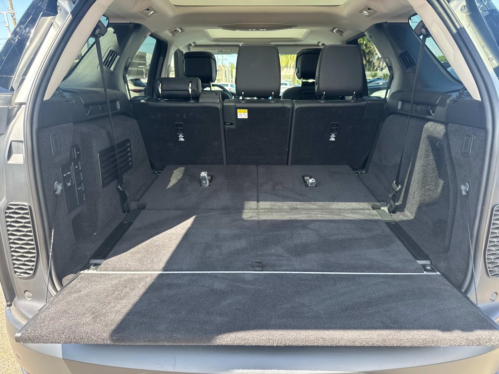 2024 Land Rover Discovery S photo 8