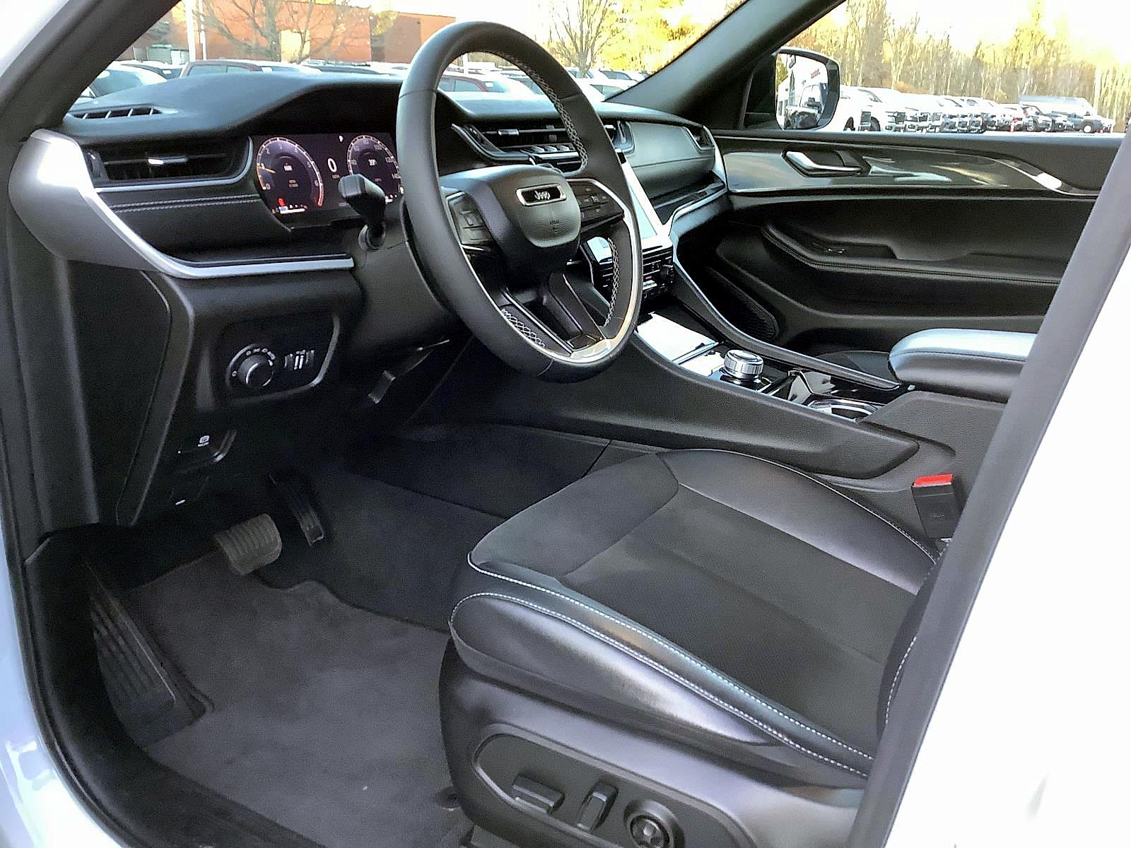 2023 Jeep Grand Cherokee Laredo Altitude photo 4