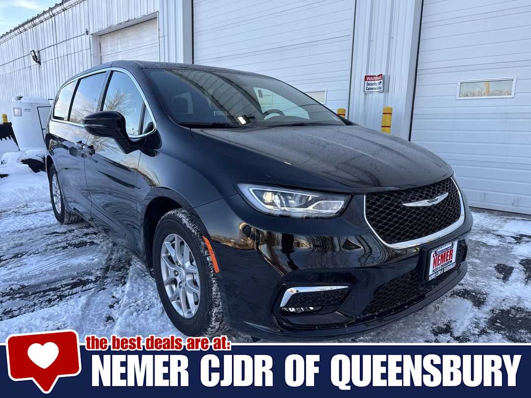 2026 Chrysler Pacifica Select's photo