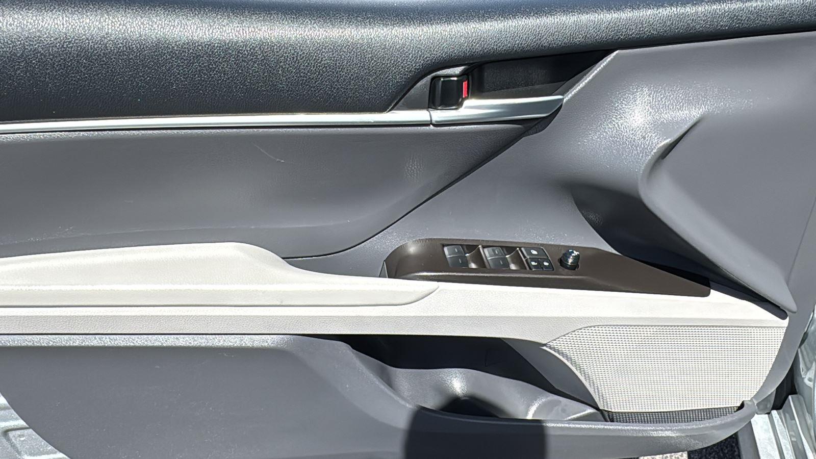 2023 Toyota Camry LE photo 6