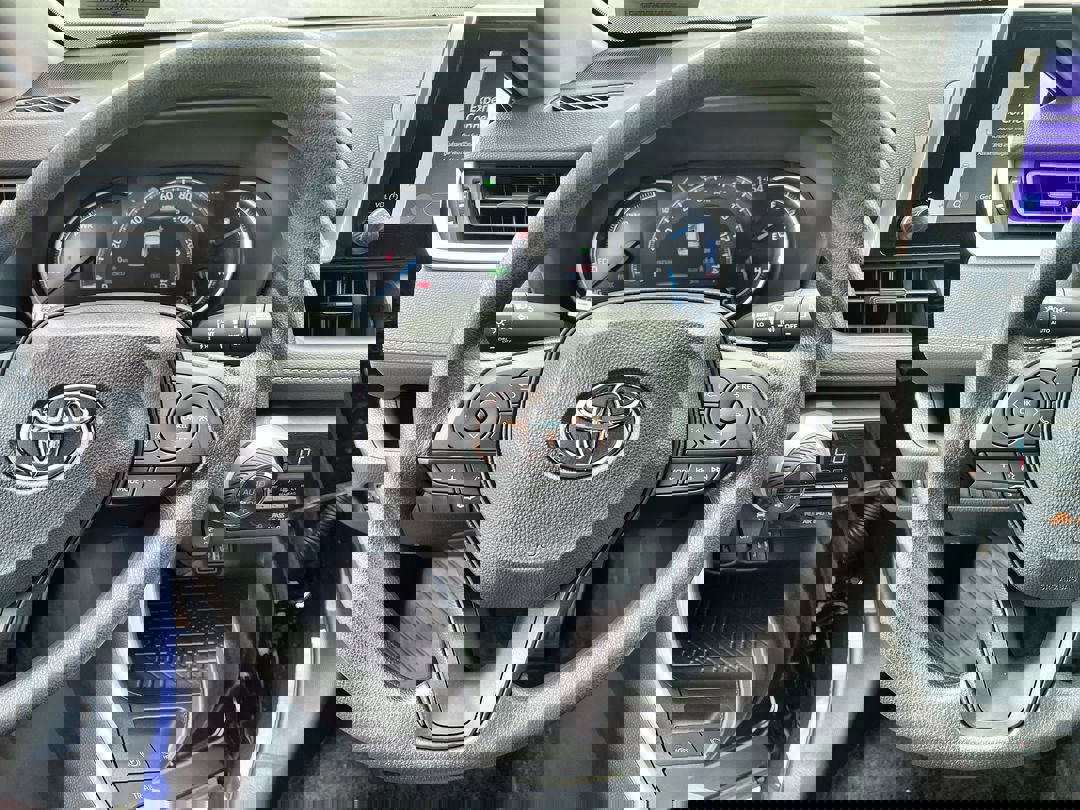 2025 Toyota RAV4 Hybrid XLE photo 16