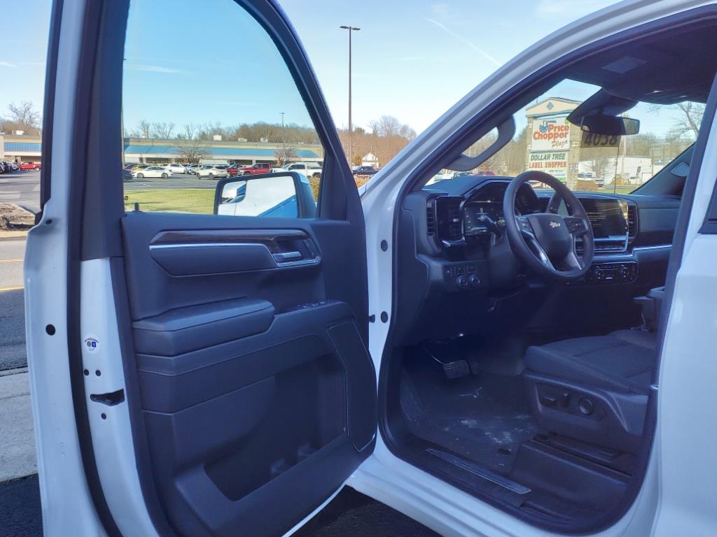 2025 Chevrolet Silverado 1500 LT photo 9