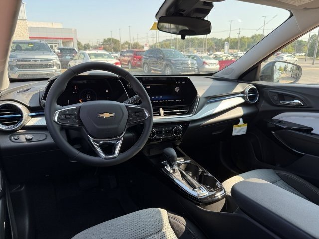 2025 Chevrolet Trax LT photo 13
