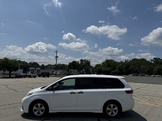 2020 Toyota Sienna L photo 8