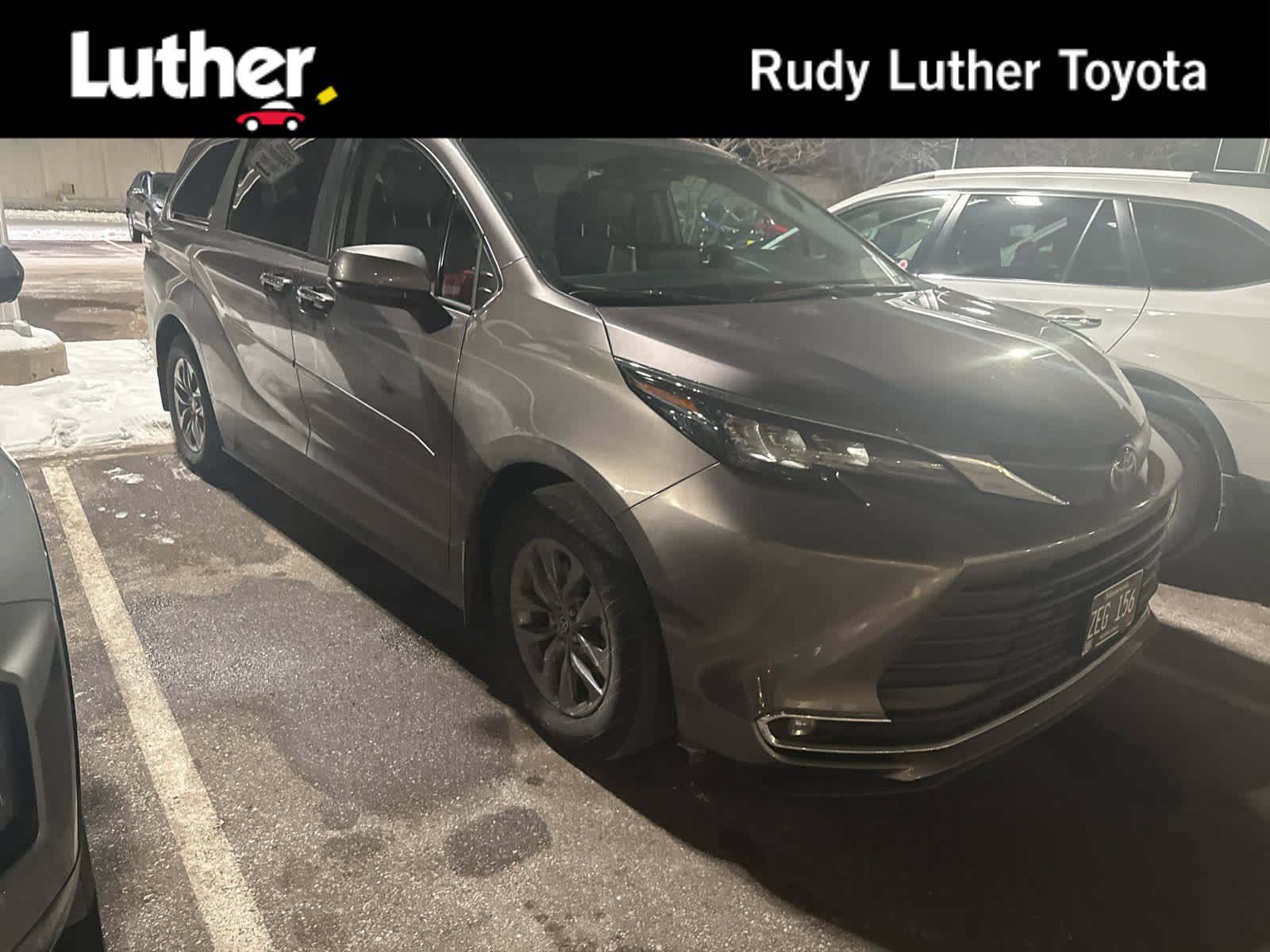 2024 Toyota Sienna XLE's photo