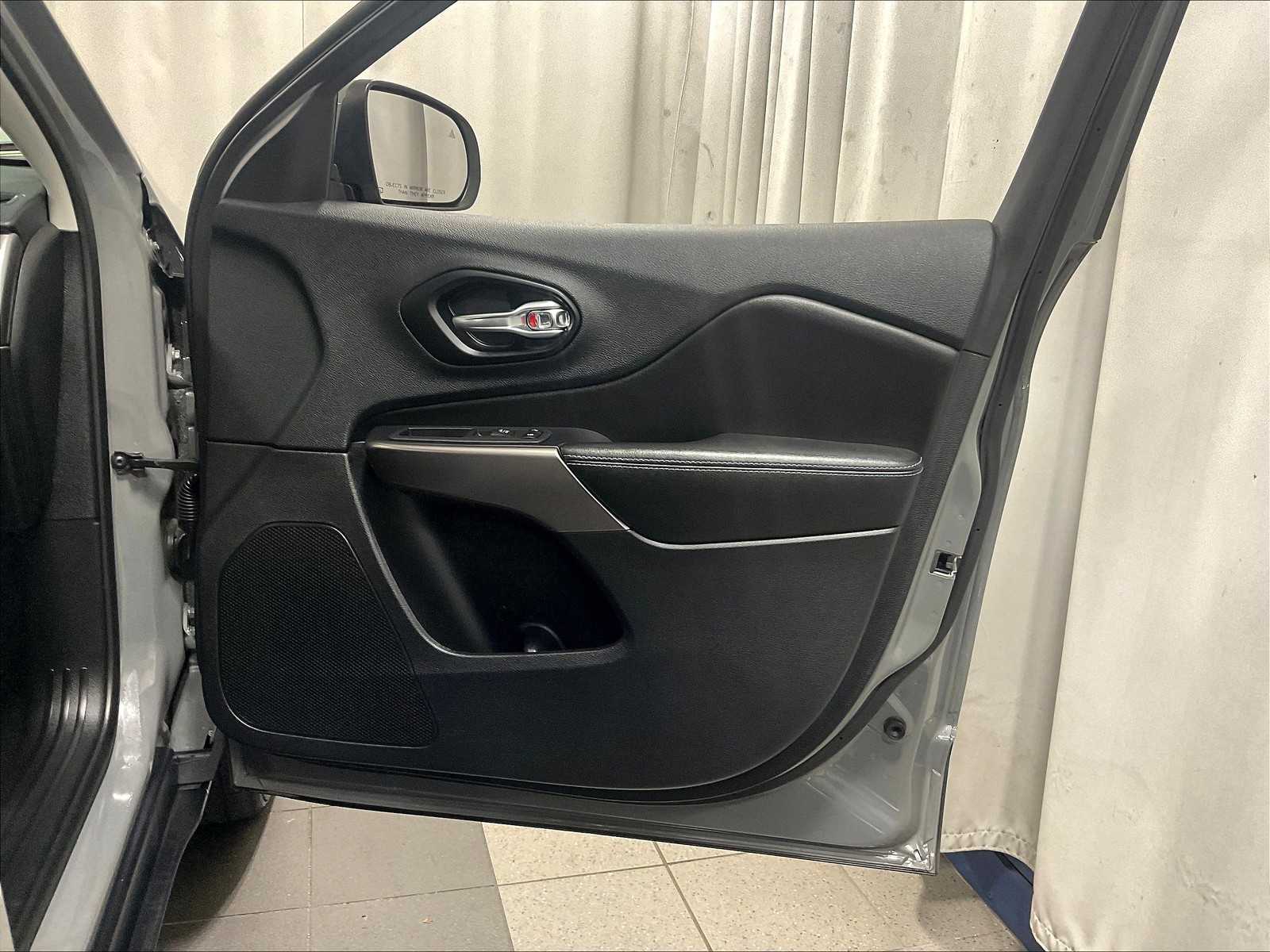 2021 Jeep Cherokee Latitude photo 12