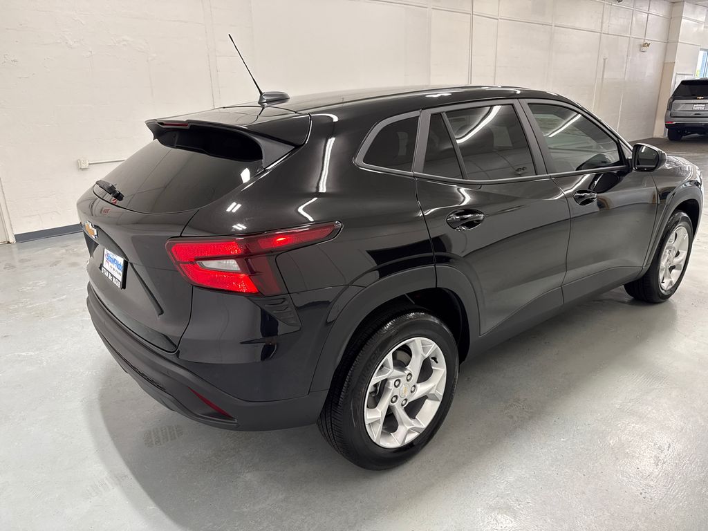 2025 Chevrolet Trax LS photo 8