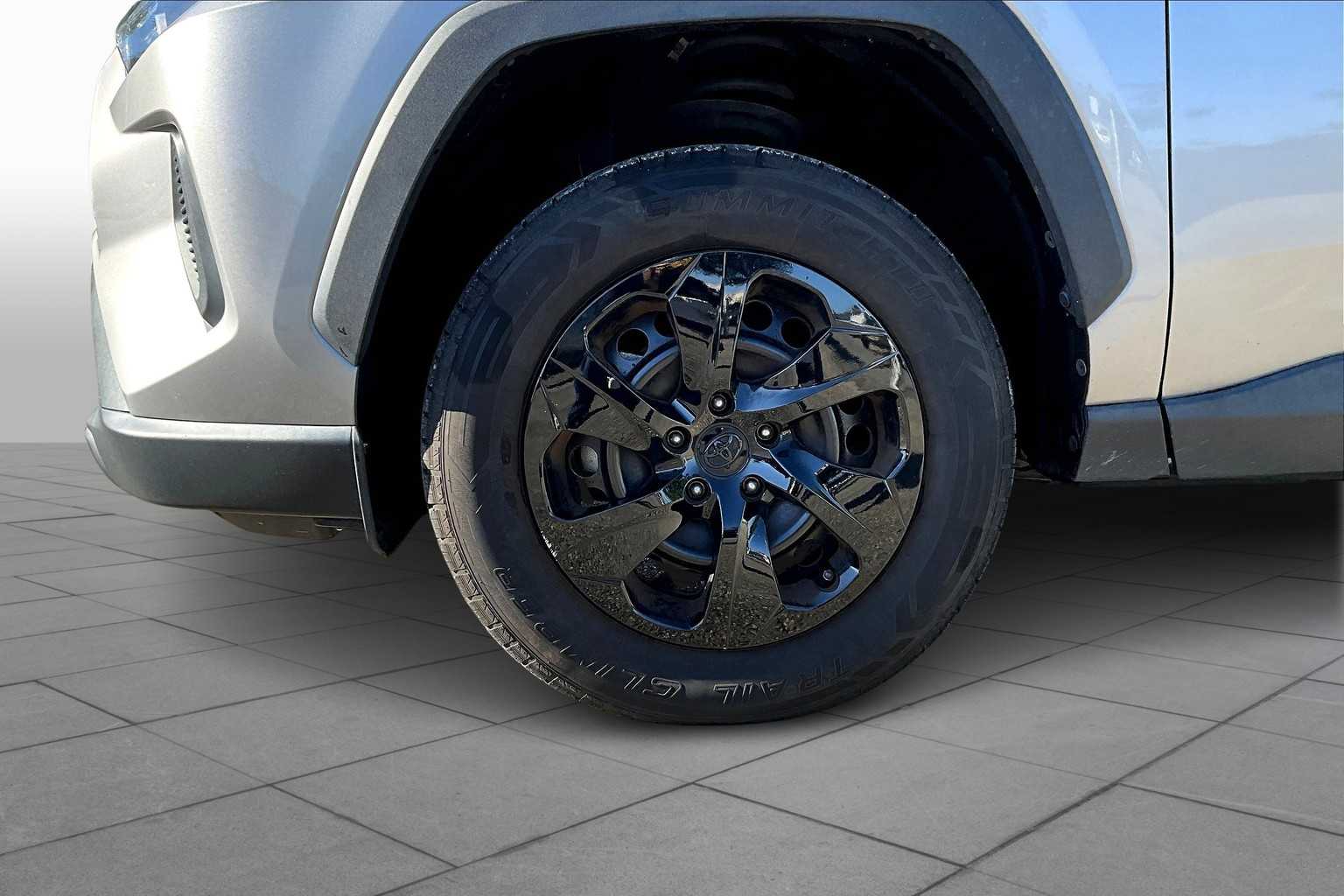 2021 Toyota RAV4 LE photo 9