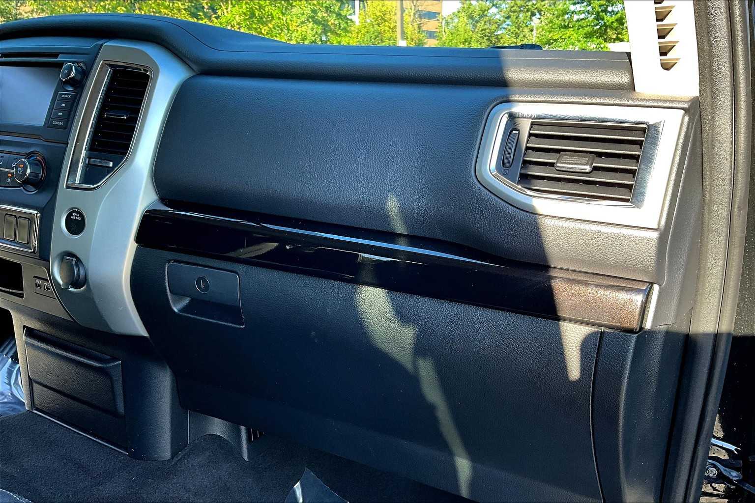 2019 Nissan Titan SV photo 17