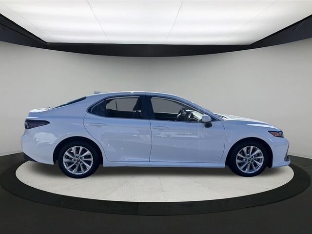 2022 Toyota Camry LE photo 3