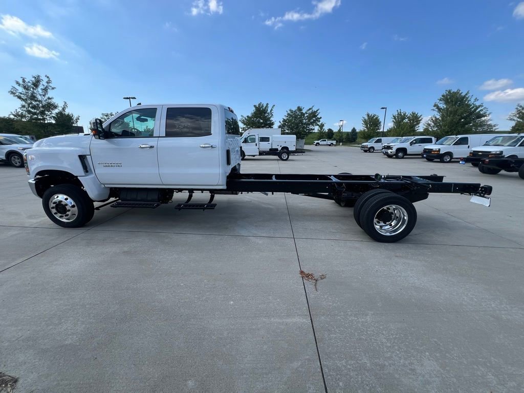 2023 Chevrolet Silverado 5500HD LT photo 2