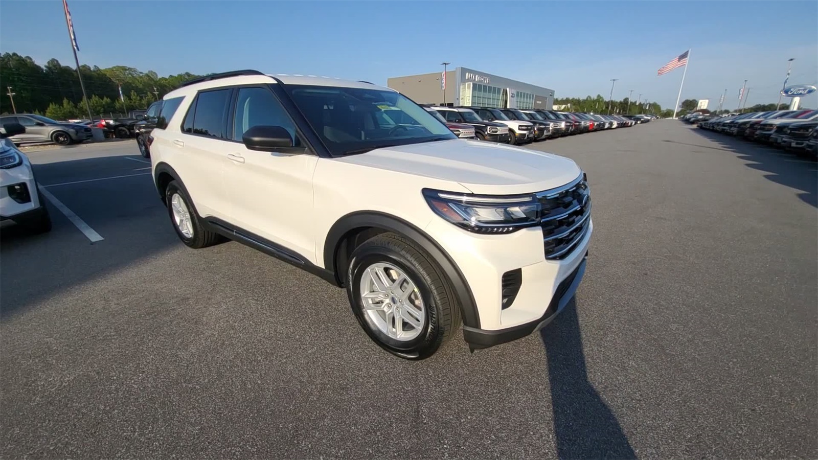 2025 Ford Explorer photo 4