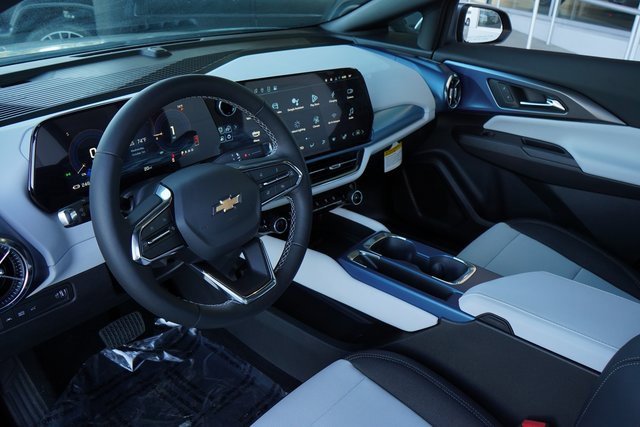 2025 Chevrolet Equinox EV 1LT photo 2