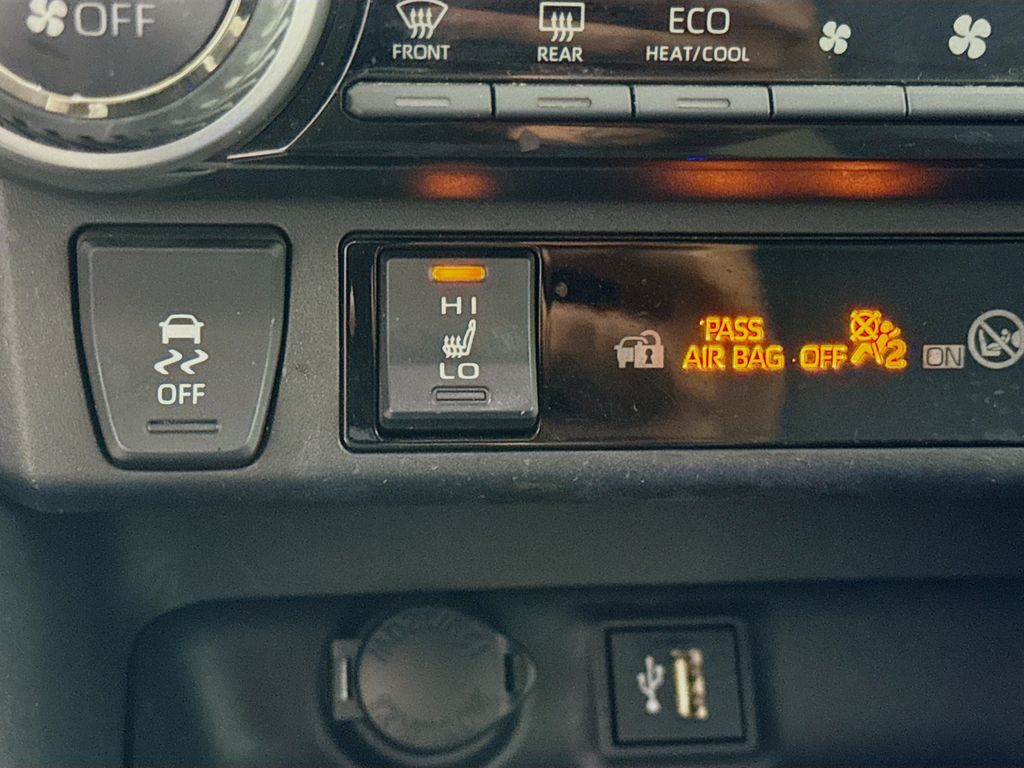 2023 Toyota RAV4 Hybrid XLE photo 17