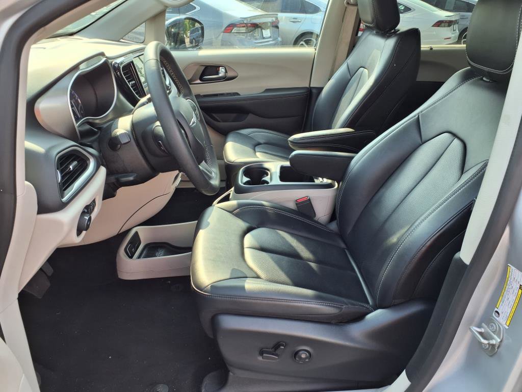 2024 Chrysler Pacifica Touring L photo 4