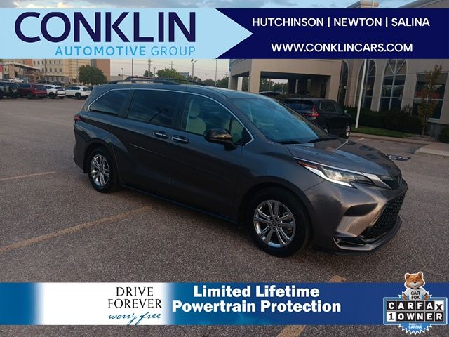 2022 Toyota Sienna XSE's photo