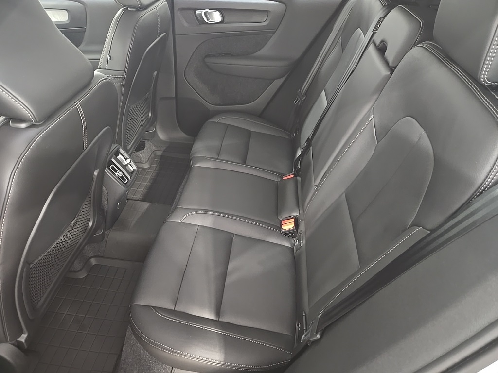 2025 Volvo XC40 Plus photo 22