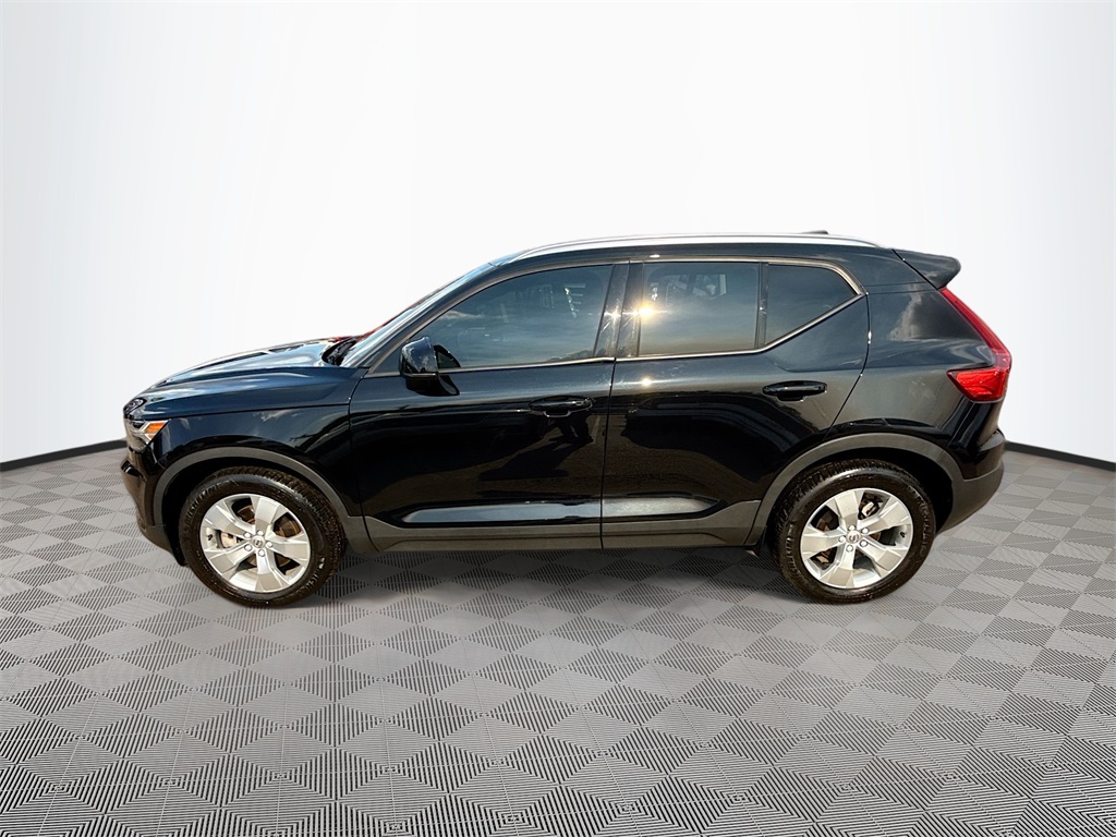 2021 Volvo XC40 Momentum photo 4