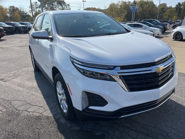 2022 Chevrolet Equinox LT photo 2