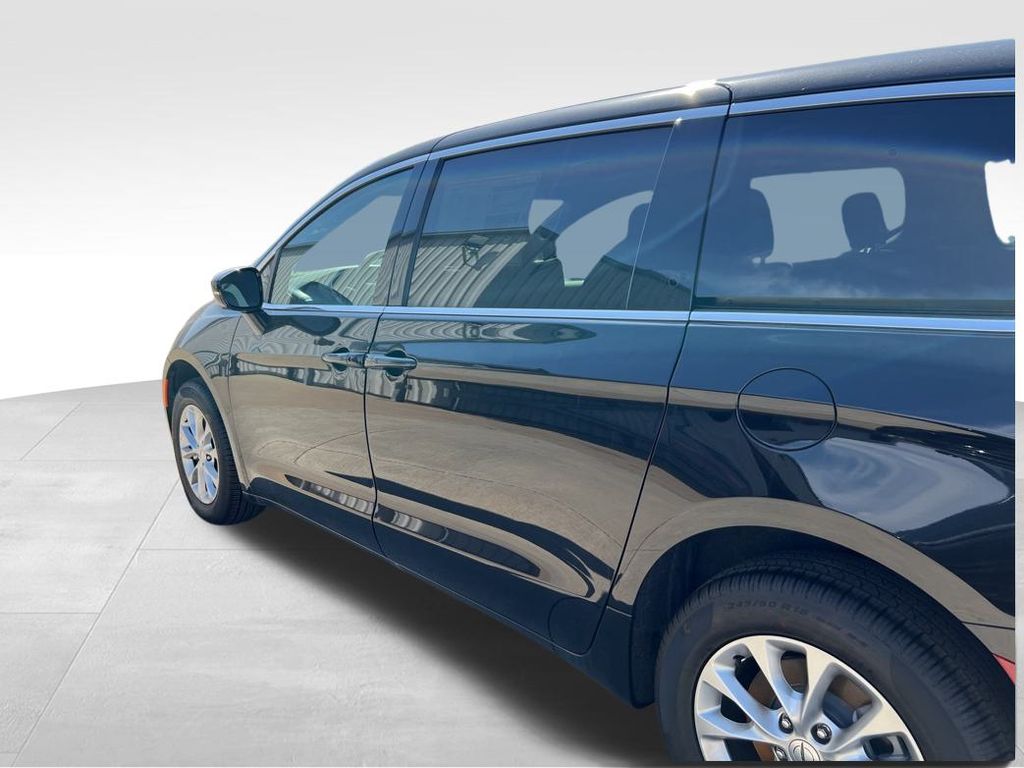 2025 Chrysler Pacifica photo 4
