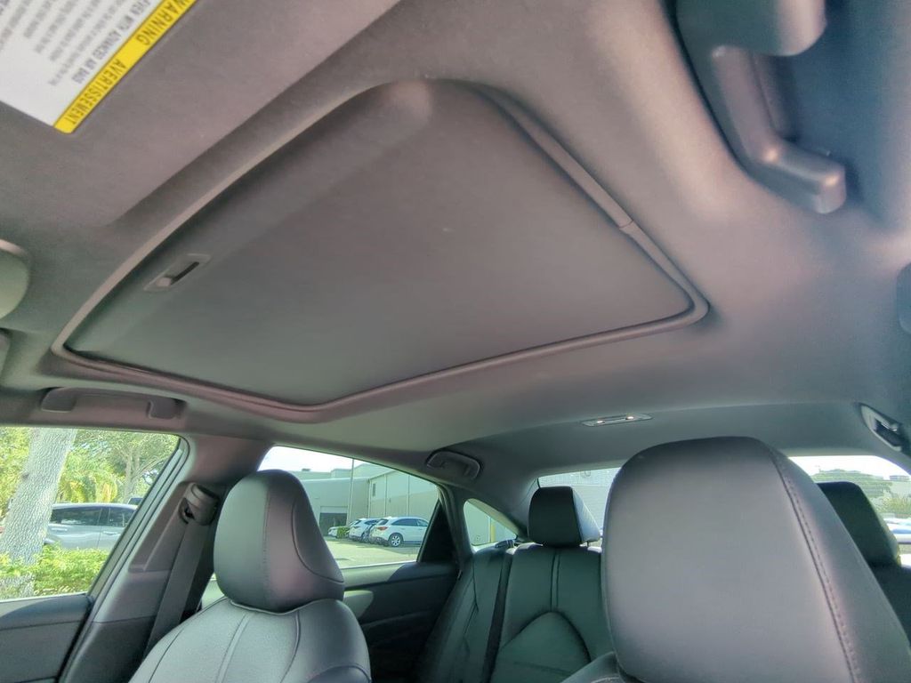 2022 Toyota Avalon Limited photo 19