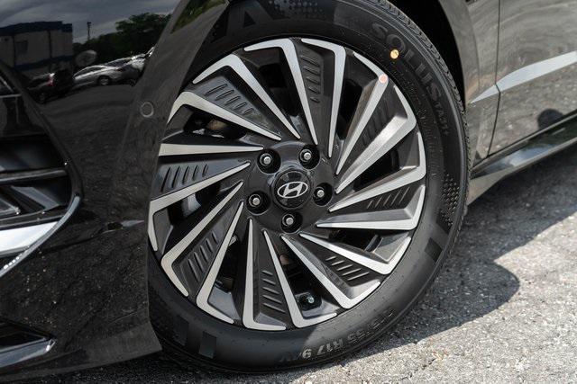 2025 Hyundai Sonata Hybrid Limited photo 2