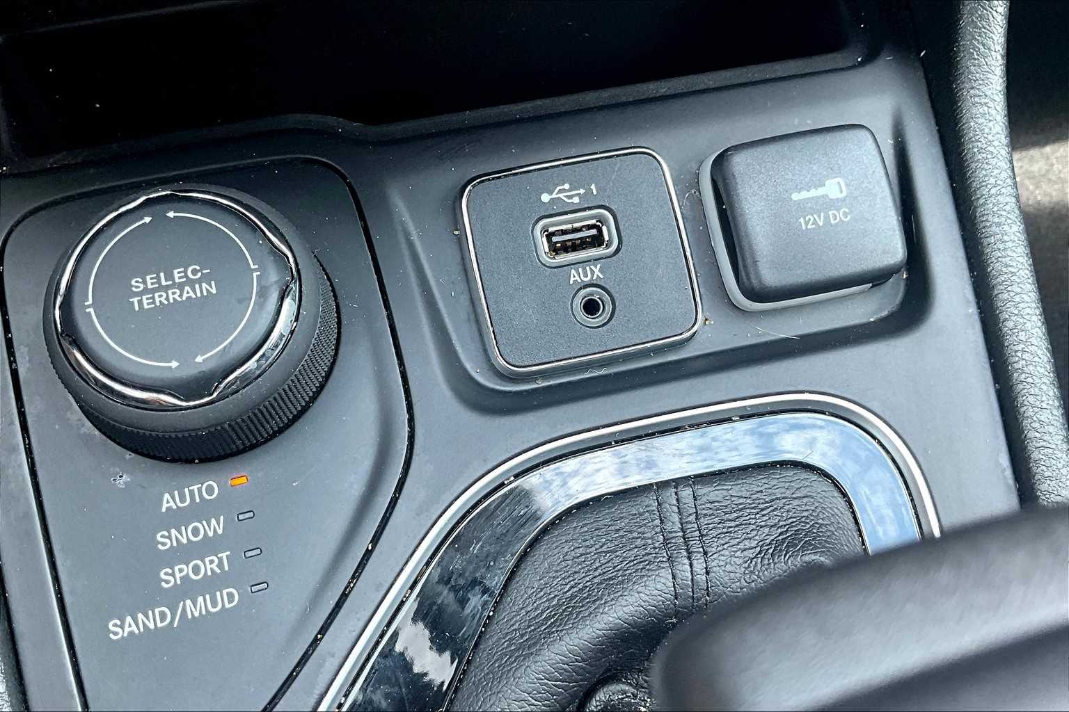 2023 Jeep Cherokee Altitude Lux photo 28