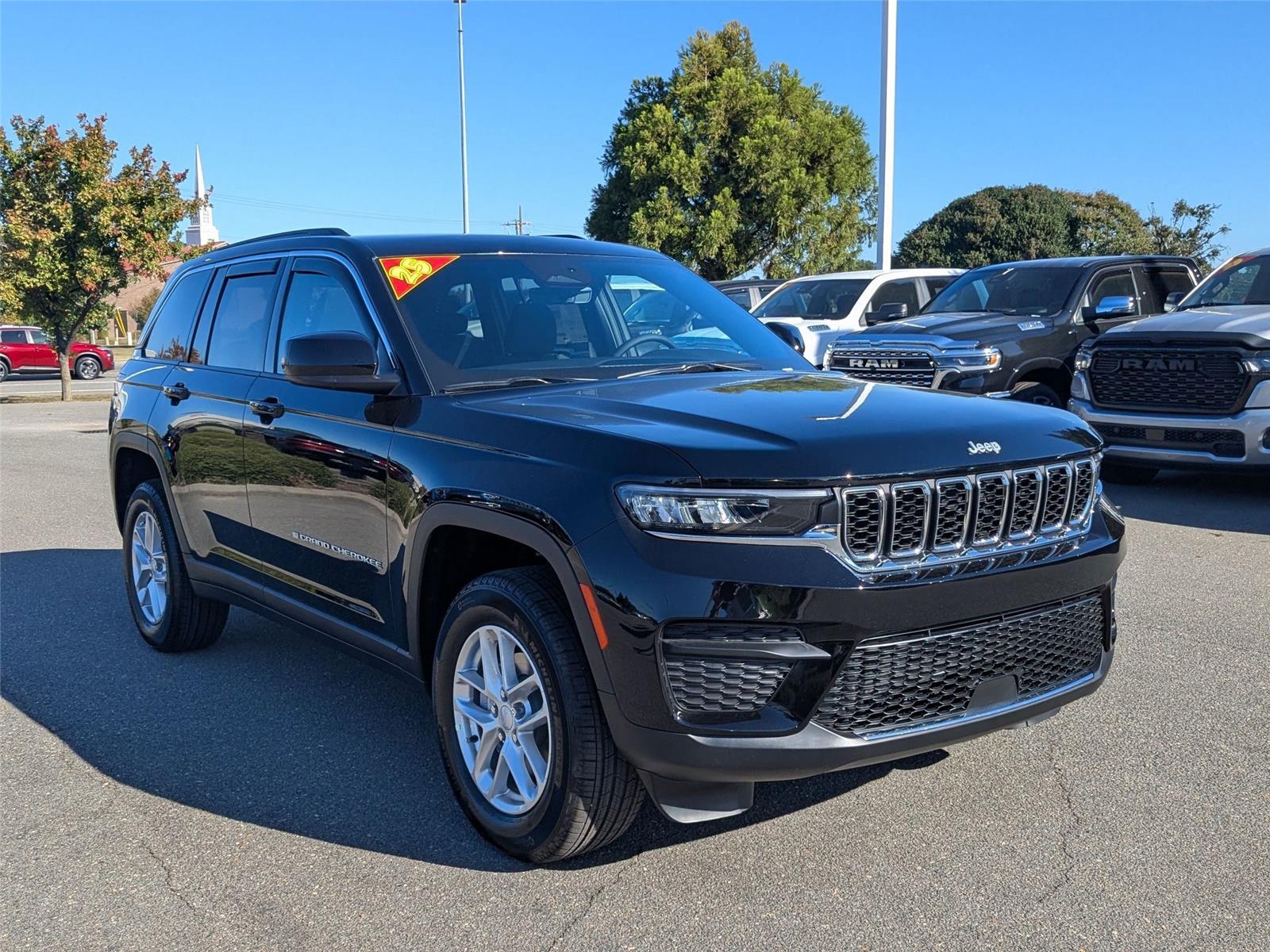 2025 Jeep Grand Cherokee Laredo X photo 3