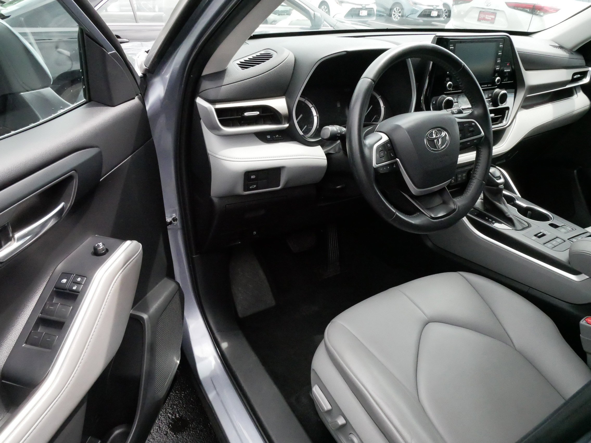 Certified 2022 Toyota Highlander XLE with VIN 5TDGZRBH3NS183328 for sale in Brooklyn Center, Minnesota