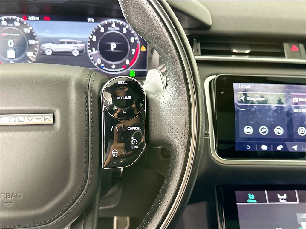 Used 2018 Fuji White Land Rover SE R-Dynamic image 14