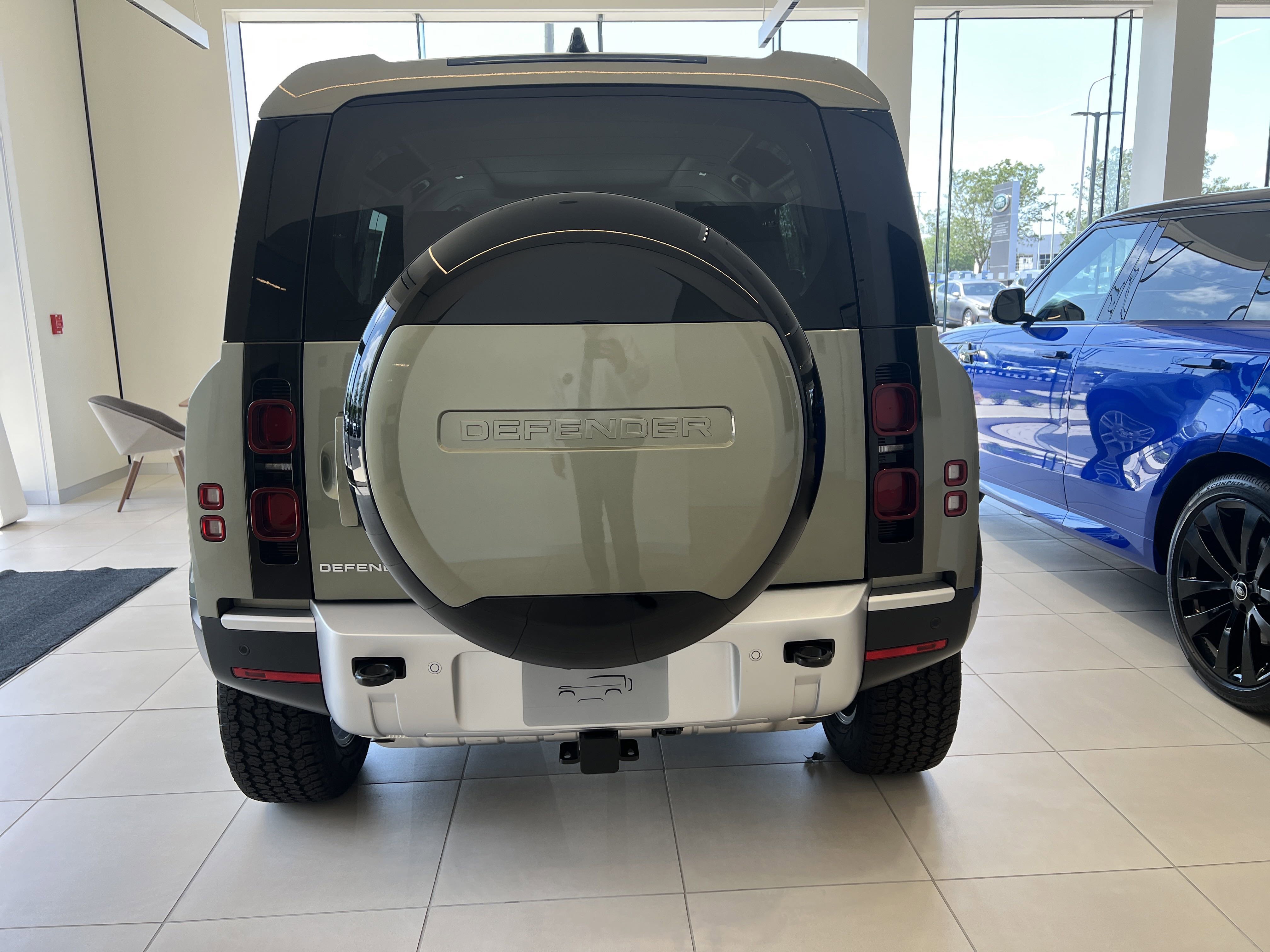 2025 Land Rover Defender 110 S photo 4