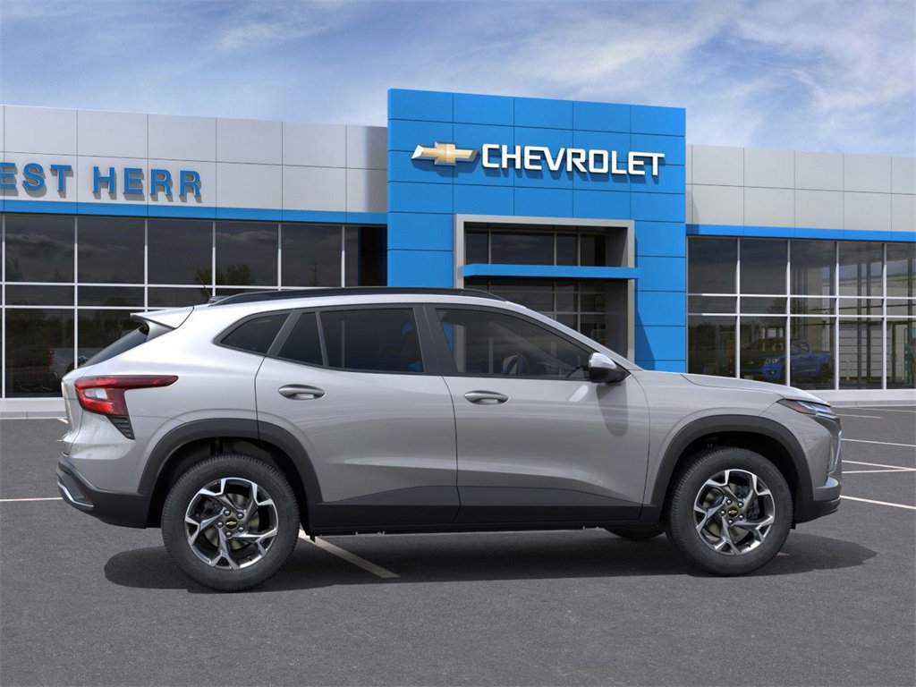 2025 Chevrolet Trax LT photo 4