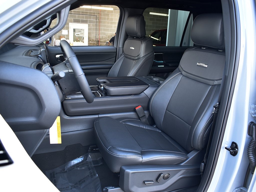 2025 Ford Expedition MAX Platinum photo 3