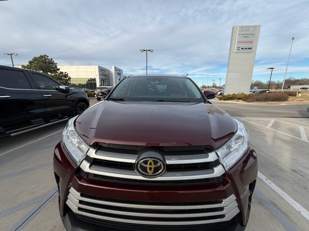 Used 2019 Toyota Highlander XLE with VIN 5TDJZRFH2KS993383 for sale in Kansas City