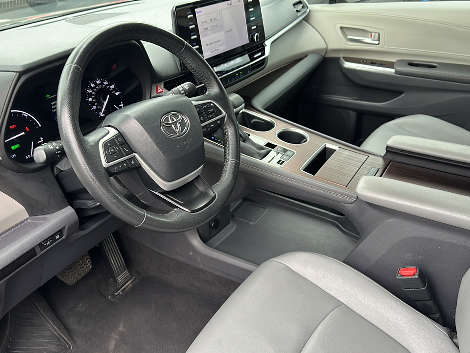 2024 Toyota Sienna XLE photo 4