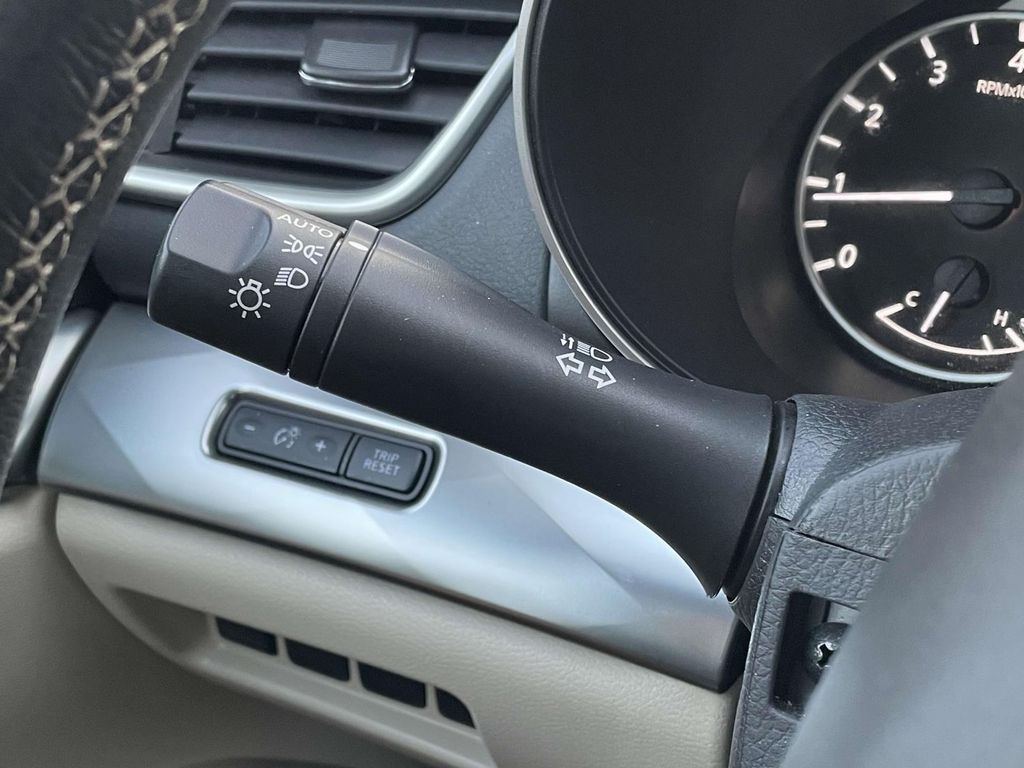 2020 Nissan Maxima SV photo 11