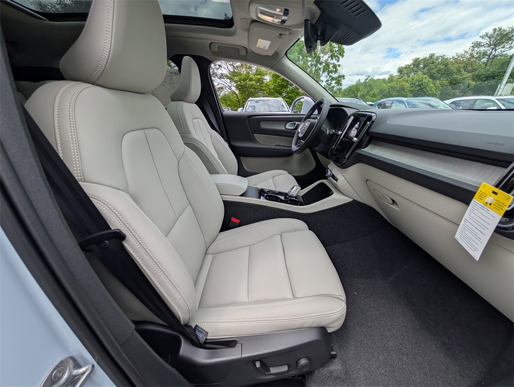2025 Volvo XC40 photo 2