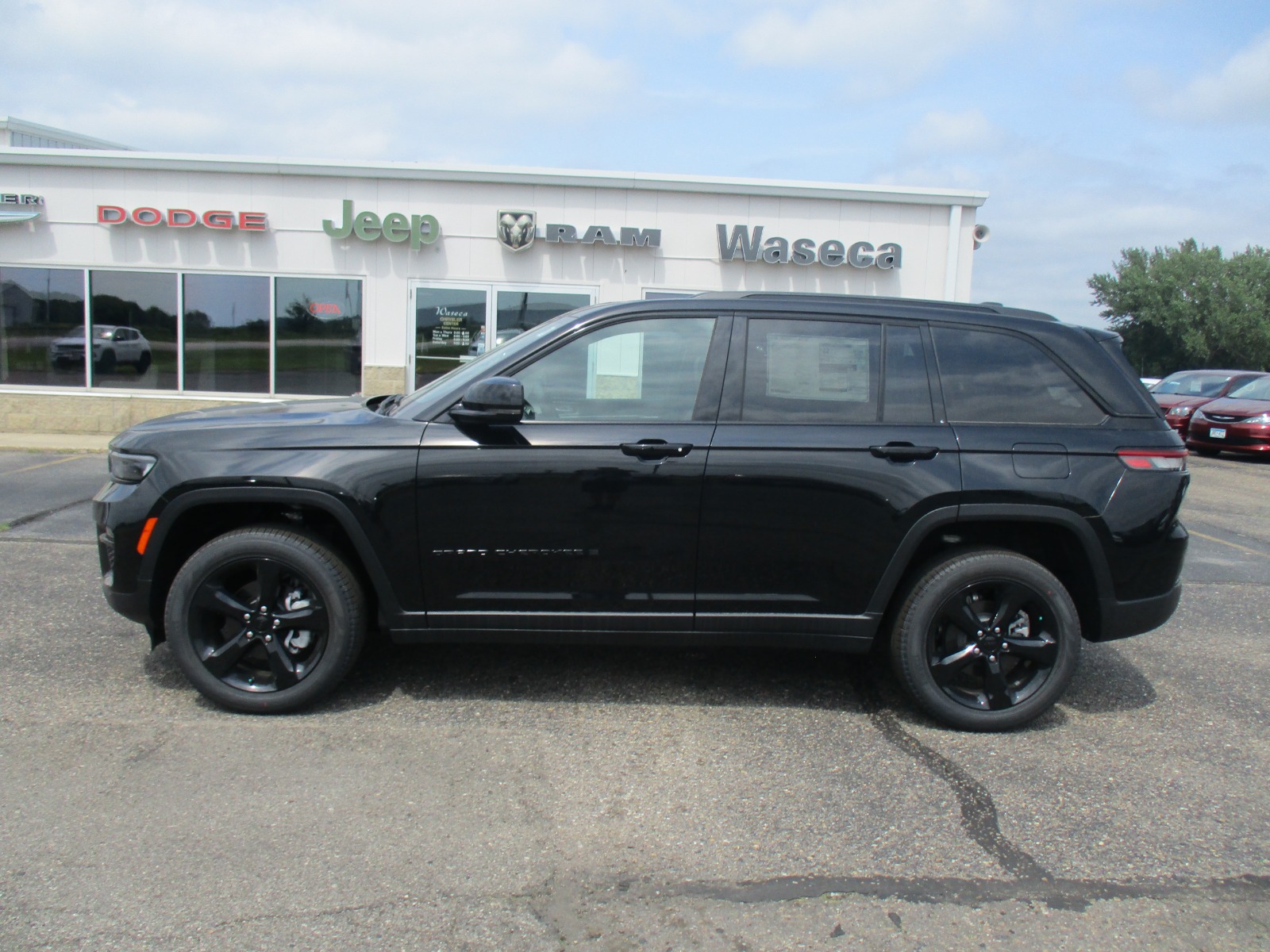 2025 Jeep Grand Cherokee Limited photo 2