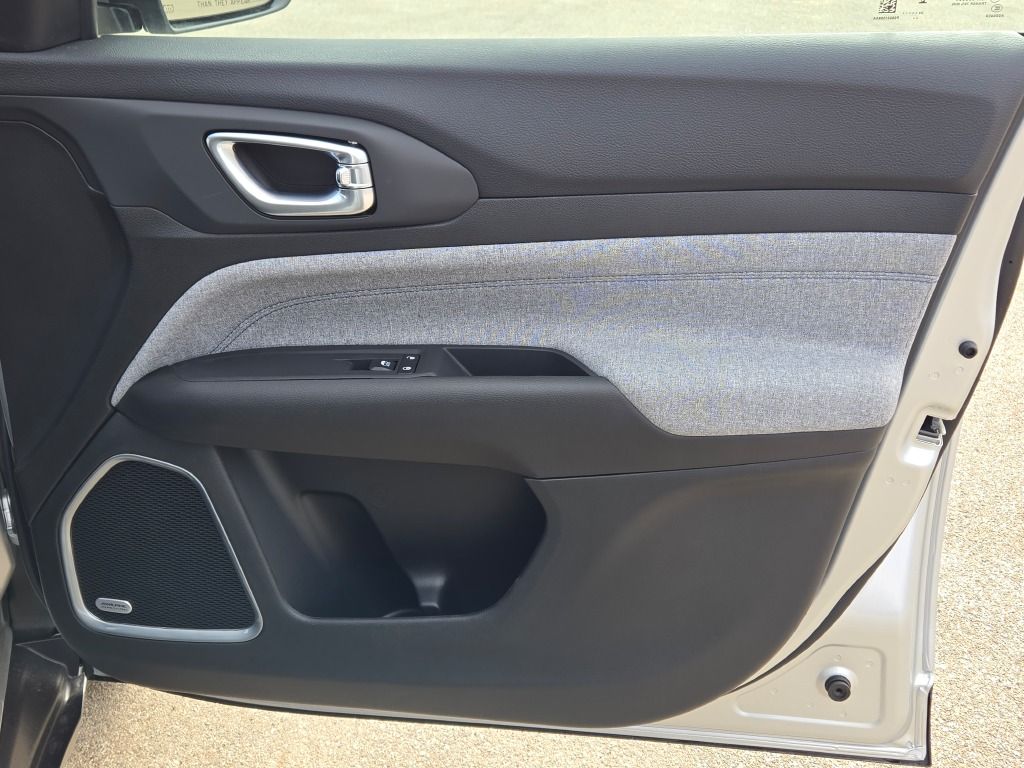 2025 Jeep Compass Latitude photo 4