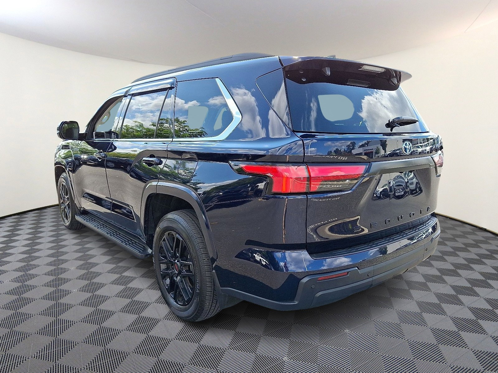 2024 Toyota Sequoia SR5 photo 3