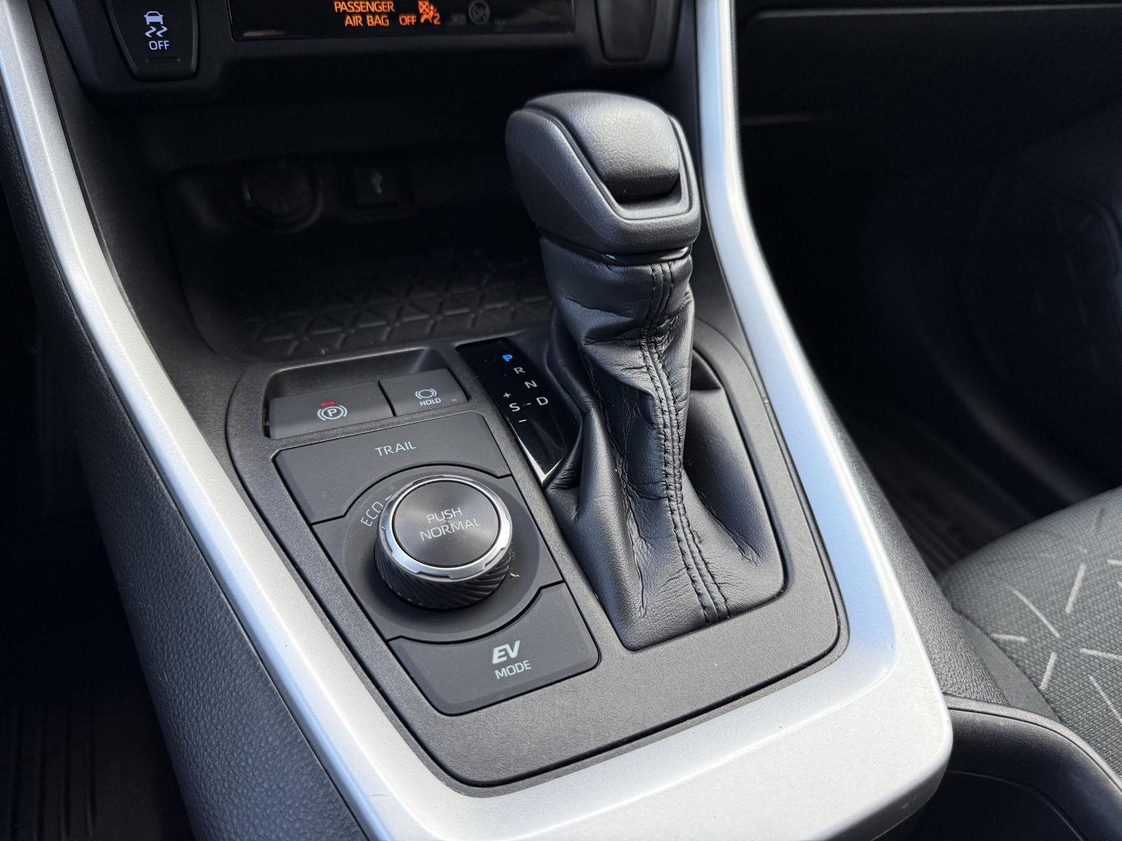 2021 Toyota RAV4 Hybrid XLE photo 17