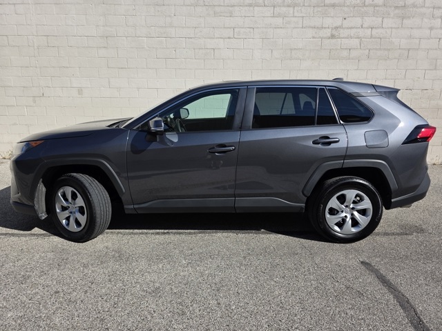 2022 Toyota RAV4 LE photo 2