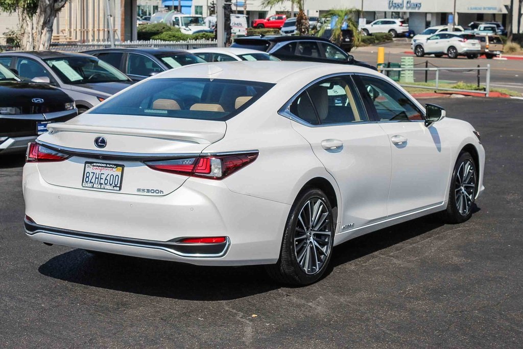 2022 Lexus ES 300h photo 9