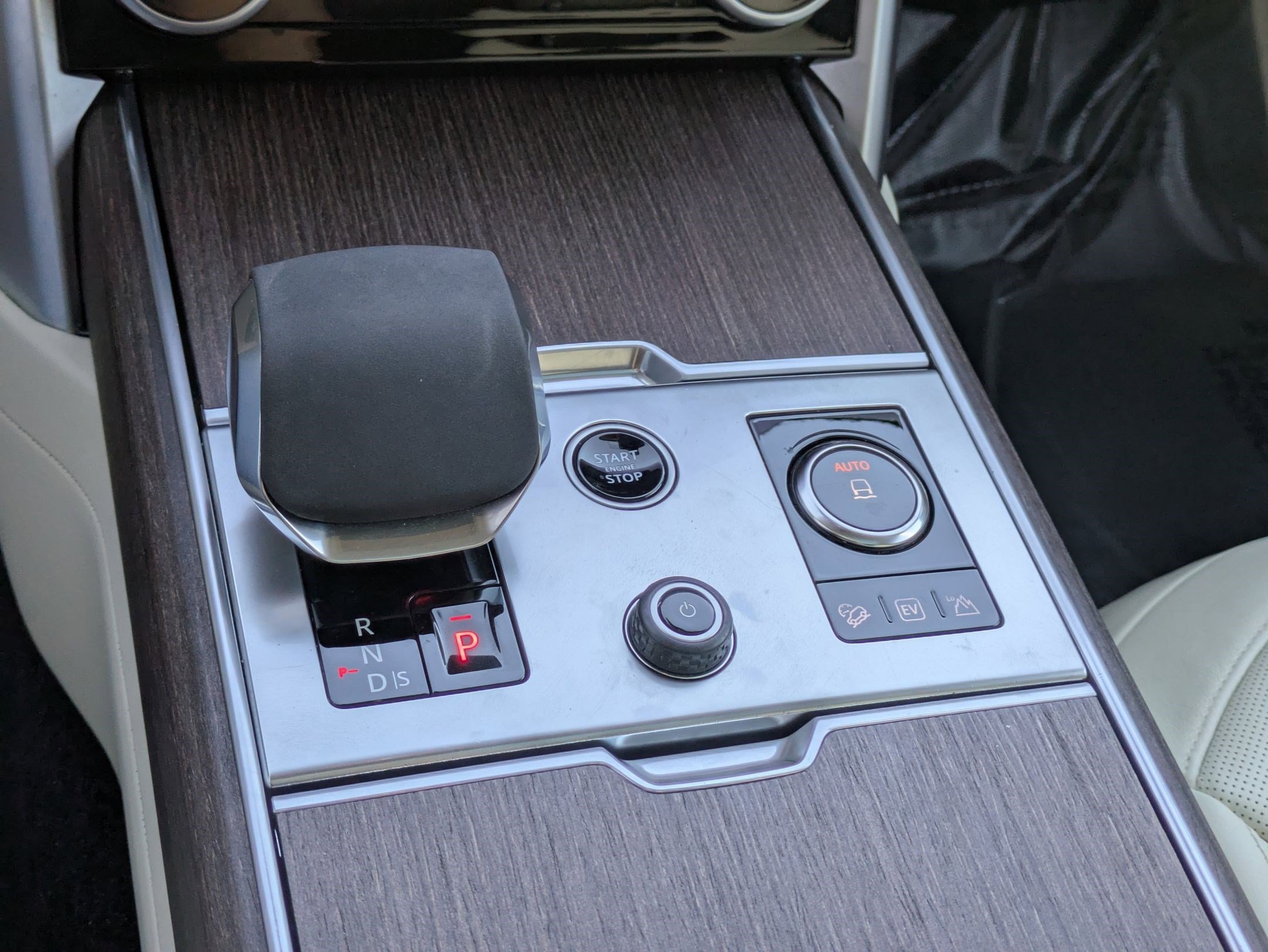 2023 Land Rover Range Rover SE photo 23